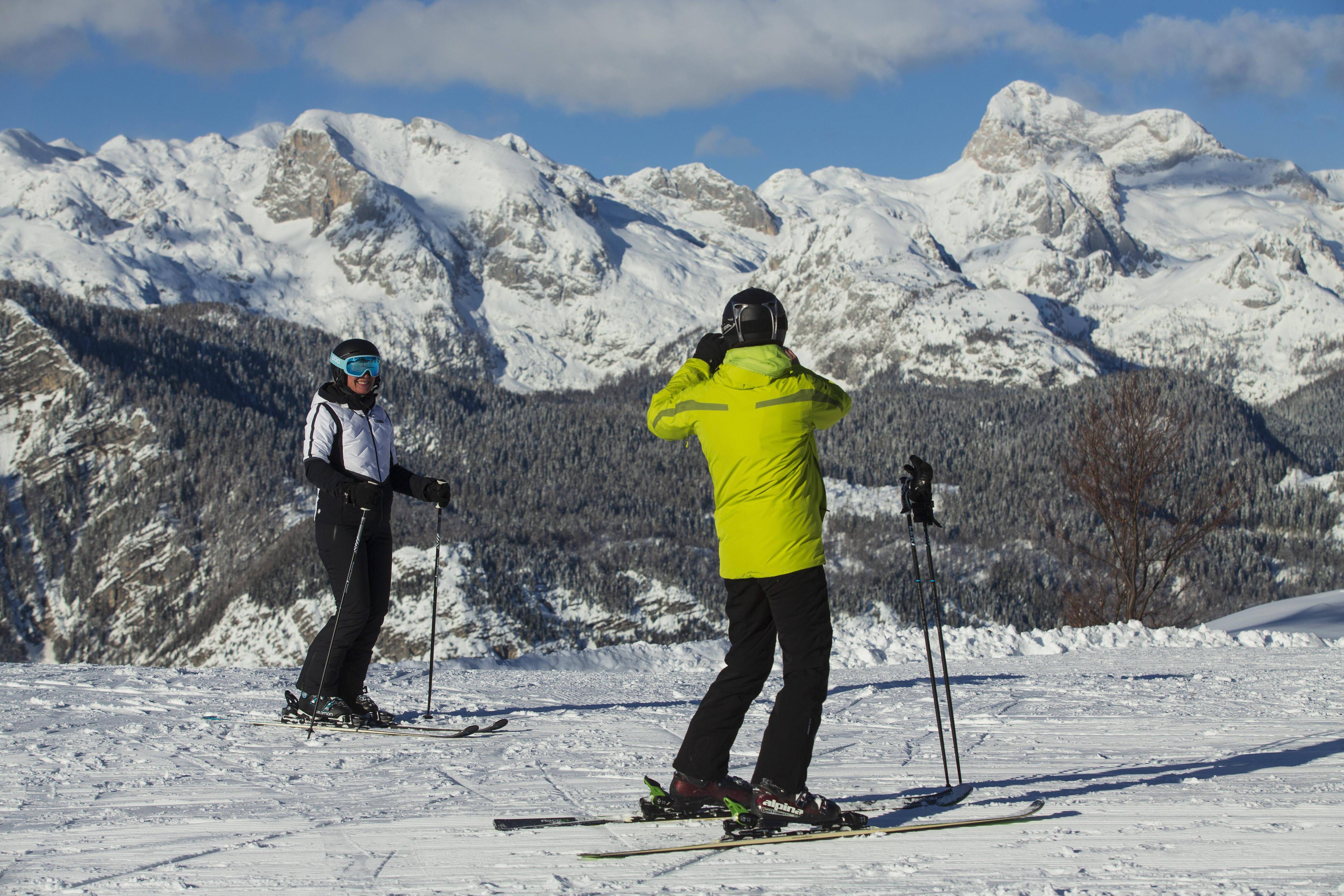 滑雪爱好者在斯洛文尼亚特里格拉夫国家公园内的沃格尔滑雪场拍照留念