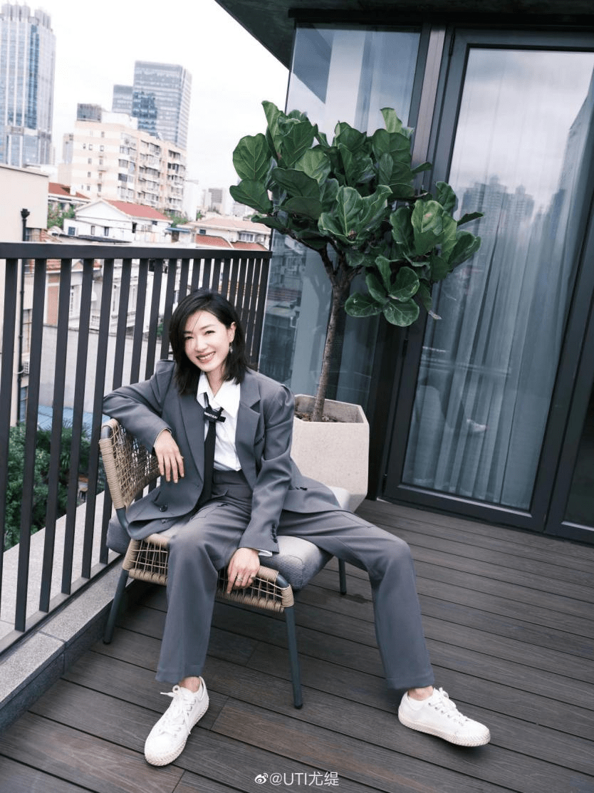 万茜对自己的私服说真帅 盘点她的帅气穿搭 简约有型易get 西装 姐姐 时尚