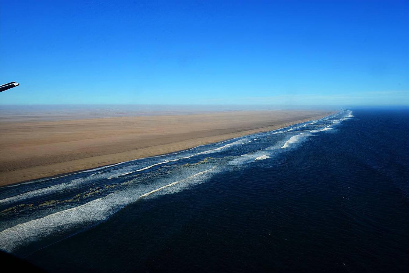 纳米布沙漠沙漠与大海并存一边生命的天堂一边生命的地狱