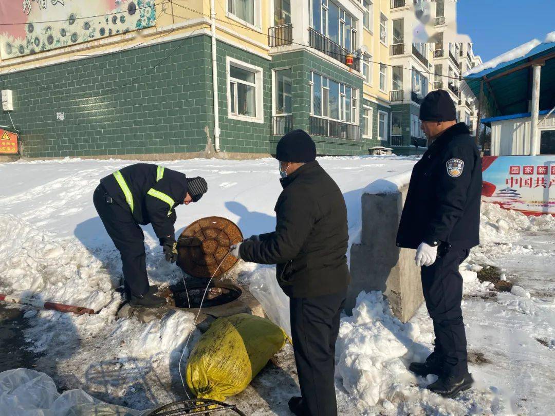 近日,红光农场有限公司城镇管理办公室收到反映,和谐小区下水主管道