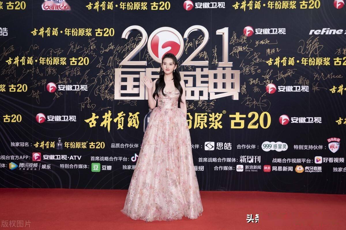 2021国剧盛典新老演员齐登台老演员吴彦姝走红毯好优雅