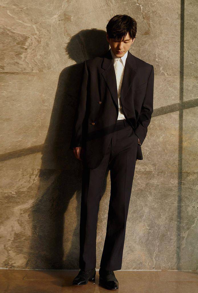 白宇光影大片落日氛围迷人黑色西装搭白色纹理衬衣显低调奢华