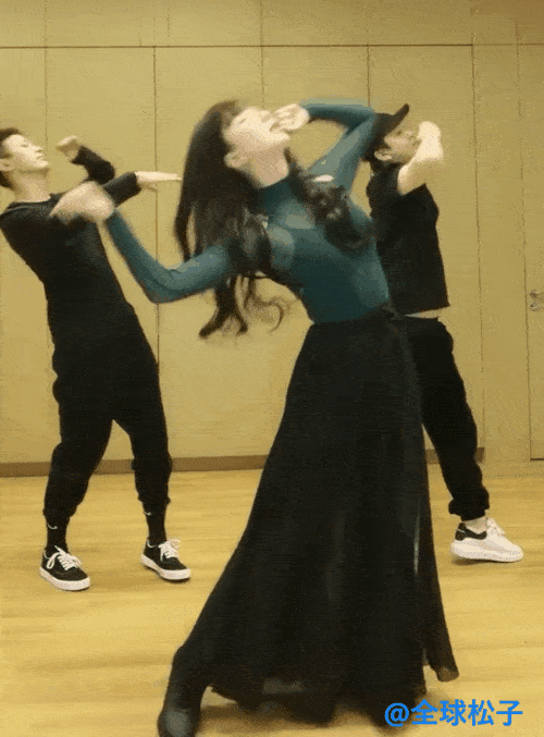 娄艺潇晒跳舞视频脸苍白五官僵硬似提线木偶被说像恐怖片女主