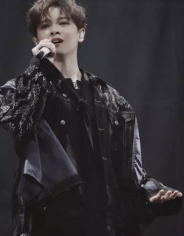 尤长靖一张喝水照被传出,他的侧颜角度太a,网友直呼:瘦了_时候_减肥