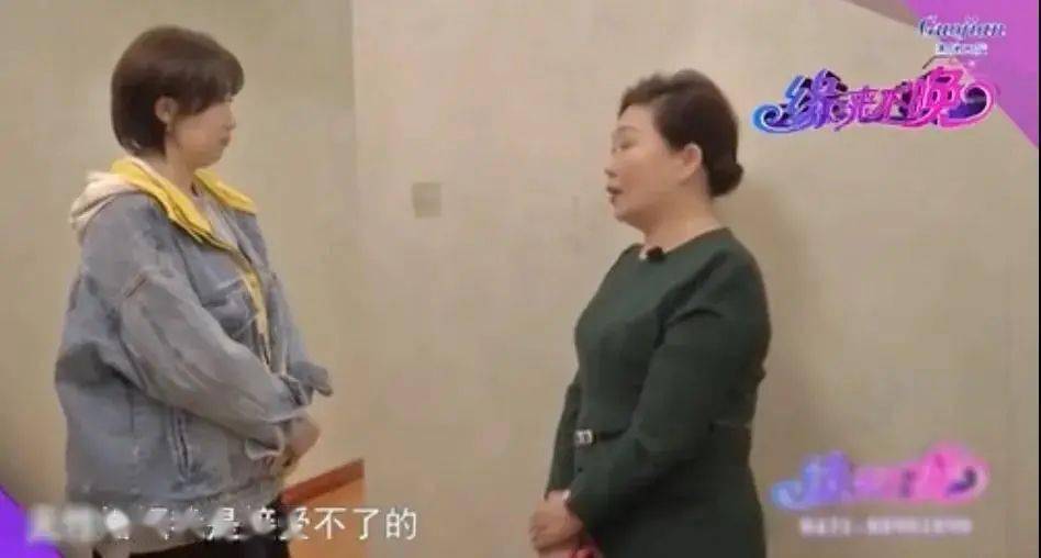 上海上海阿姨街拍火了：穿吊带，做美甲，买菜也要拎LV