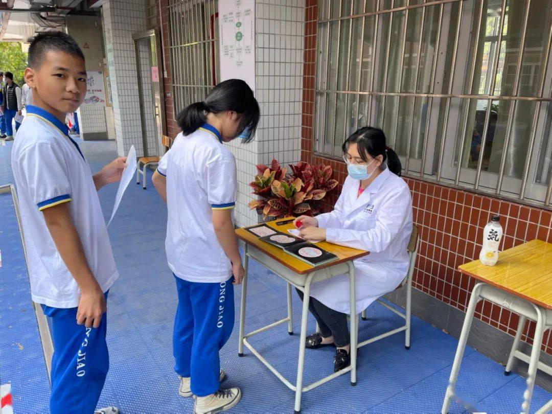 本次活动,东漖中学初中三个年级近500名学生参与视力检查,检查项目