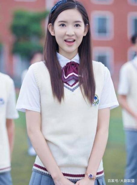 她是北舞校花,曾痴恋陈学冬却和李易峰扮情侣,今在