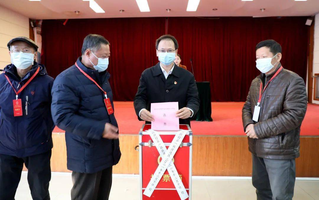投票区人大常委会主任施正中在谏壁街道月湖社区选区投票区委副书记