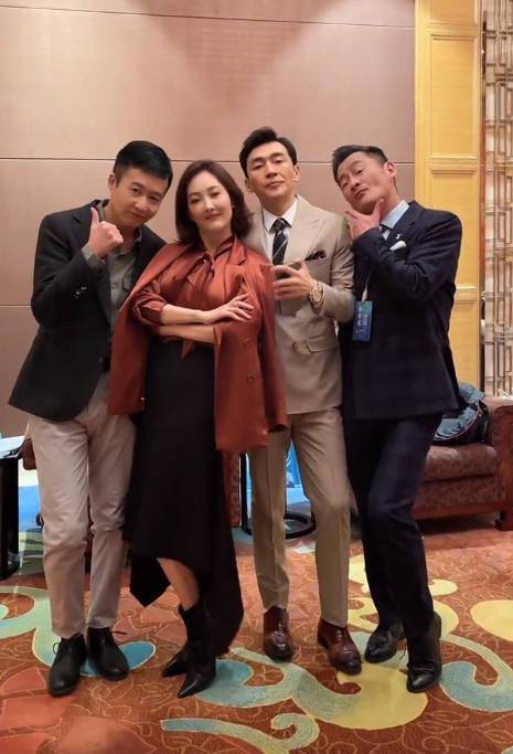 与三男星尬舞,景岗山举酒瓶抢镜,嗜酒如命屡次惹争议_视频_网友_岳昫