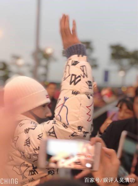 小鬼王琳凯"吻照风波"后首现身:心情大好,与女粉丝开心热聊_鲁芳岐