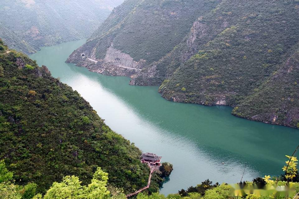 褒河水库乐西公路,自四川省乐山至西昌,全长525公里.