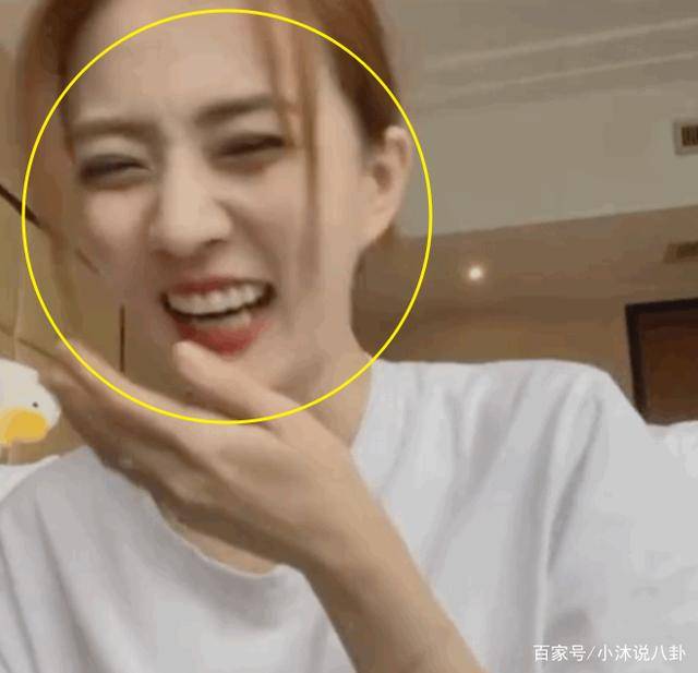 徐璐原来曾是军人，直播带着猫咪上镜忘开美颜，真实颜值让人看呆