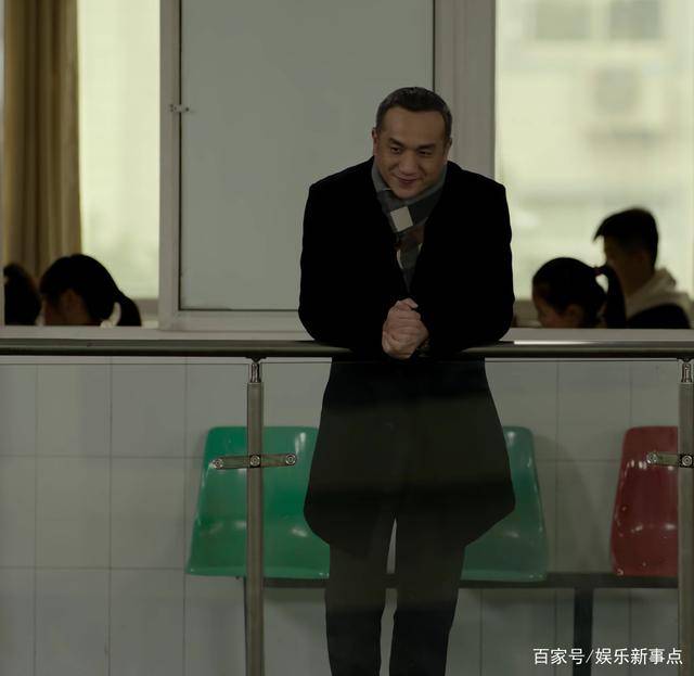 员的胸脯或臀部借故触摸女艺丁克族多吗