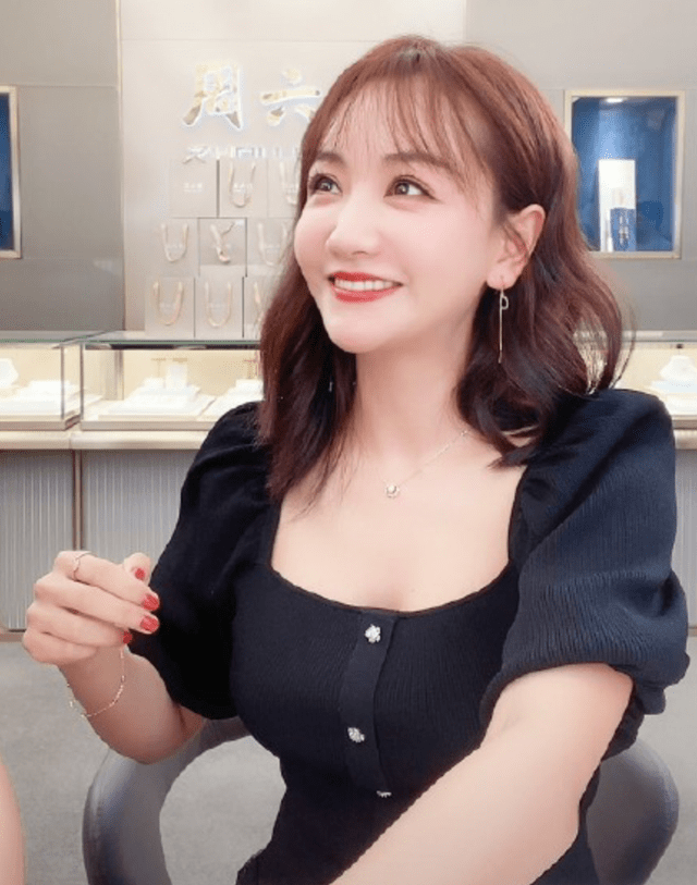 杨蓉连续直播带货9小时,为了带货,明星直播还有千层套路等着你!