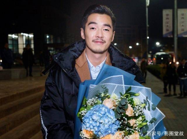 "河神"金世佳街边抽烟撸串,抠完脚直接剔牙,太不修边幅_王传君_明星