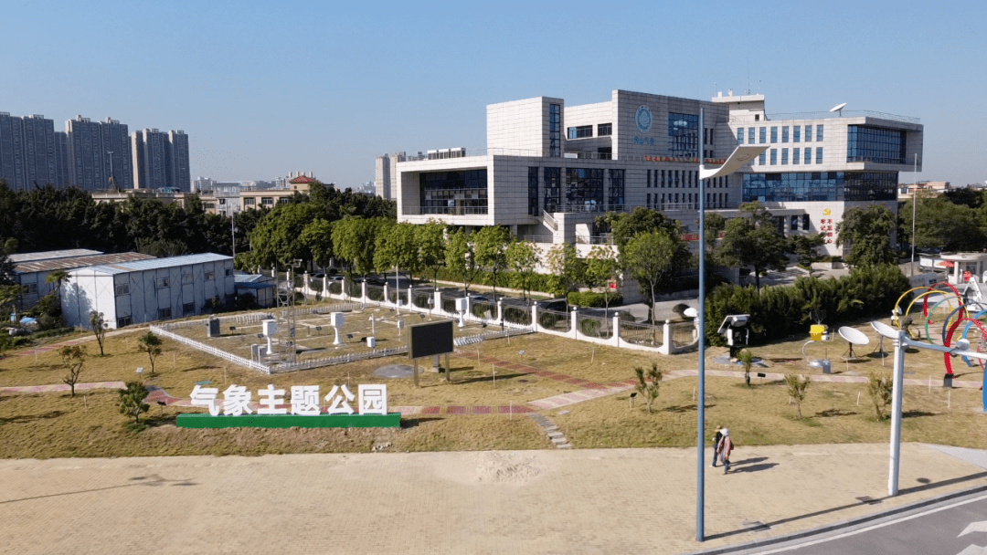 公园位于佛山新城东平河滨河河畔,即佛山市气象局门前.