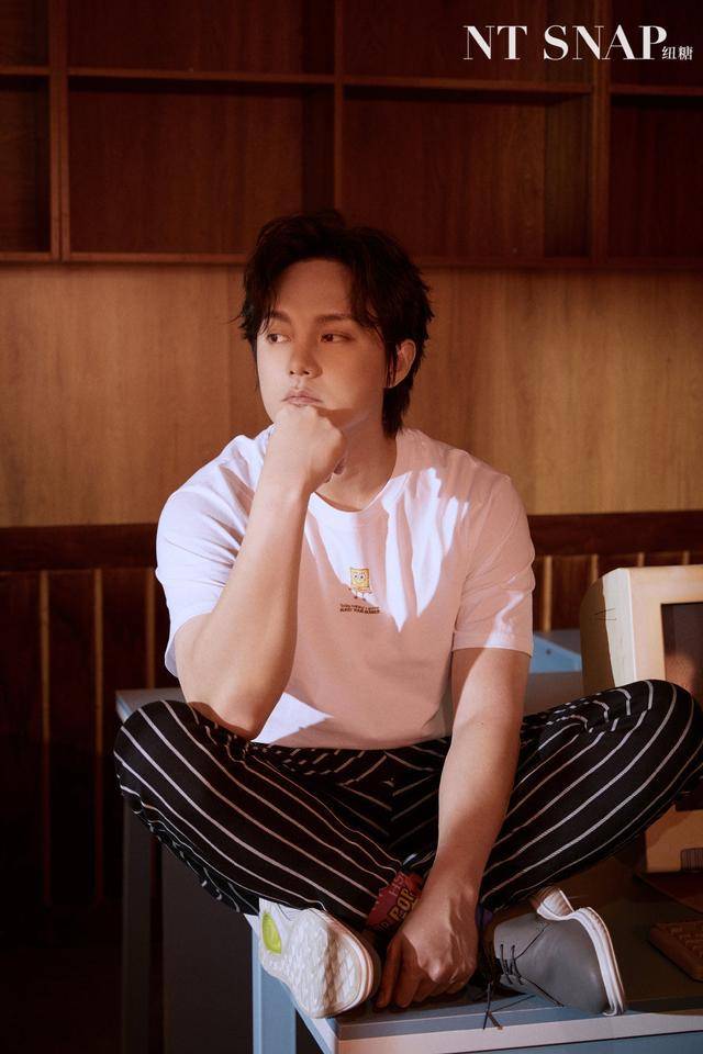 33岁尹正罕见出片,蓝西装内搭运动服,别致穿法尽显洒脱魅力_黑色_牛仔