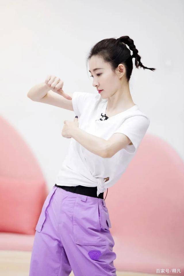 王丽坤也是表情严肃,全神贯注去练习舞蹈,希望自己有一个好成绩.