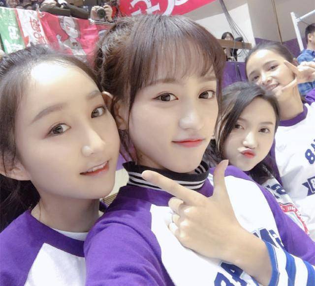 冯薪朵来机场,打扮挺休闲,颜值不输鞠婧祎和黄婷婷!_差不多_白色_衬衫