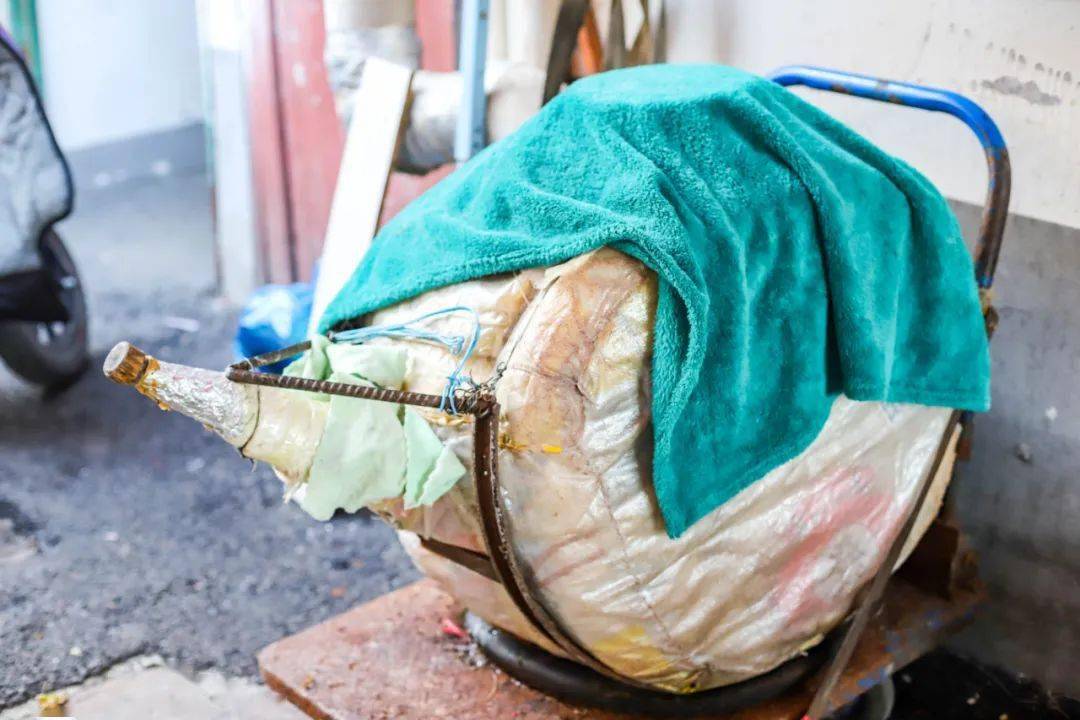 咸麻糊,用的还是近30年历史的油茶桶装着,每天只做这一桶.