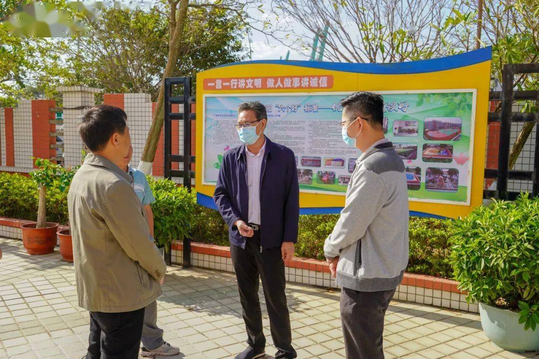 今天上午,区委副书记,区长黄鹏伟带队督导文明创建工