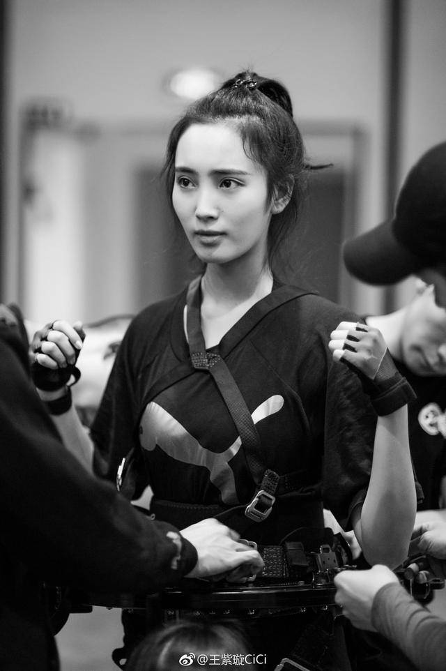 王紫璇黄金瞳热拍晒素颜照网友赞素颜女神