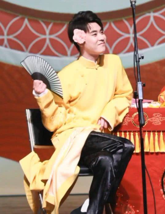 张云雷的坐姿才叫厉害,杨九郎:又开始作妖了_演出_舞台_钢板