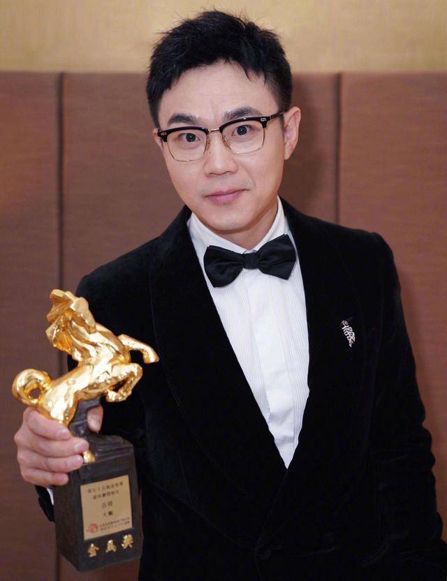 37岁董成鹏近照曝光衣衫褴褛街边卖唱喜剧演员果然没偶像包袱