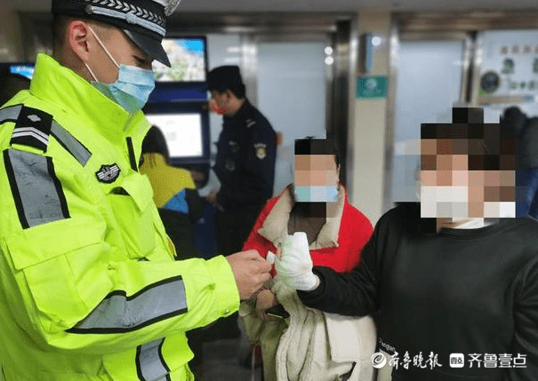 女孩食品厂做兼职切伤手指,警车开道火速送医_蓝永帅_湾路_李沧