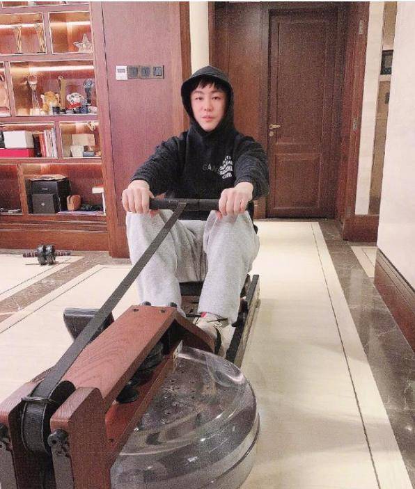 胡彦斌家的装修很有品位,质朴实木搭配轻奢金属条,高级感满满_风格