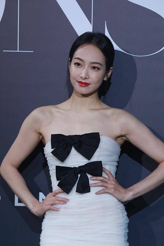 30 的宋茜生图变化不大,穿"绷带礼服"秀身材,妩媚大气_设计_魅力_裙装