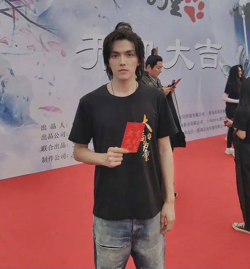 张雨绮|半年两个小奶狗,张雨绮真的是恋爱脑?