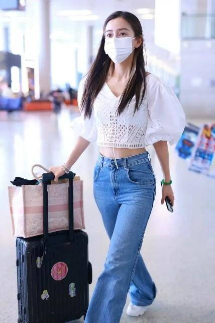 被angelababy杨颖的身材折服,穿露脐衫秀排骨腰,哪像当妈的人?