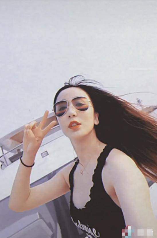 娄艺潇游艇穿泳装嗨玩,皮肤亮晃眼无一丝赘肉,住双层豪宅太滋润_视频