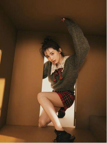 路晨这个造型值得借鉴率性丸子头复古格纹裙甚是养眼有品味