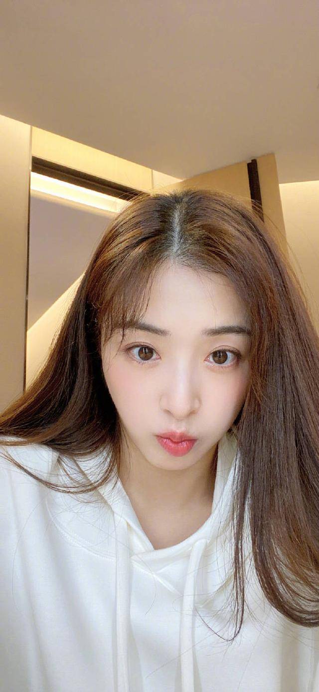 张含韵晒库存自拍美照,抱小兔子玩偶笑容甜美可爱_网络_卖萌_图片