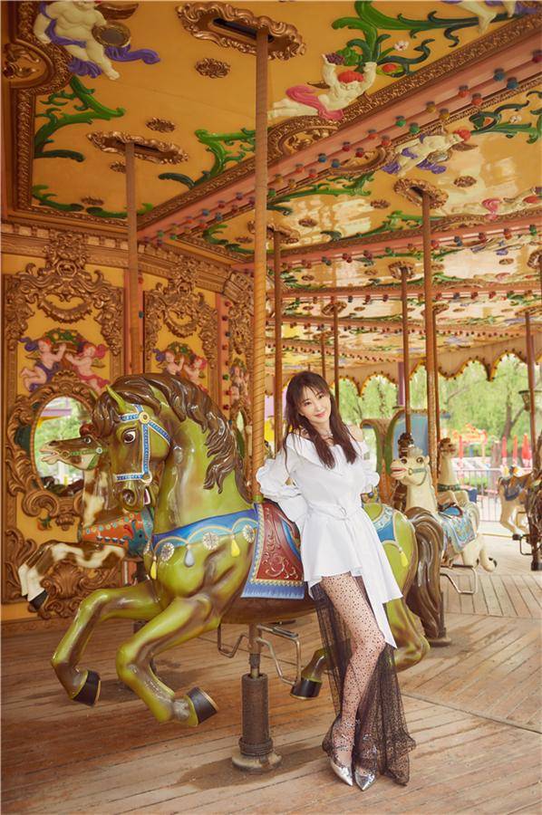 林静超短裙装一样可以在游乐场玩旋转木马?_袖口_下身_上身