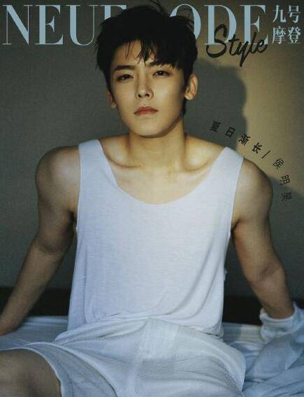 侯明昊湿发造型慵懒帅气穿无袖背心大秀手臂肌肉线条