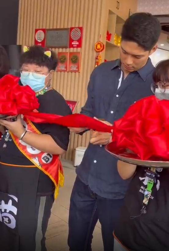 与女网友合照的吴永恩,脸上挂满笑容,亲和力爆棚,而