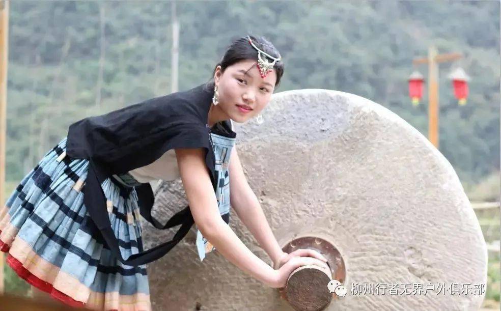 白裤瑶族女生夏季服装图片