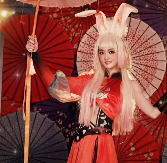 解说灵儿cos公孙离大眼睛十分灵动跟杨超越同台颜值不落下风