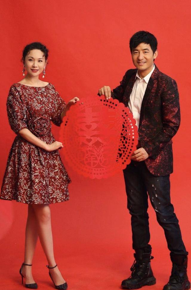 程莉莎小年晒一家三口全家福,儿子长相帅气酷似郭晓东_郭子诚_事业