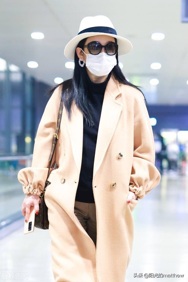 街拍秦海璐身穿驼色大衣搭休闲长裤时尚大方气质动人