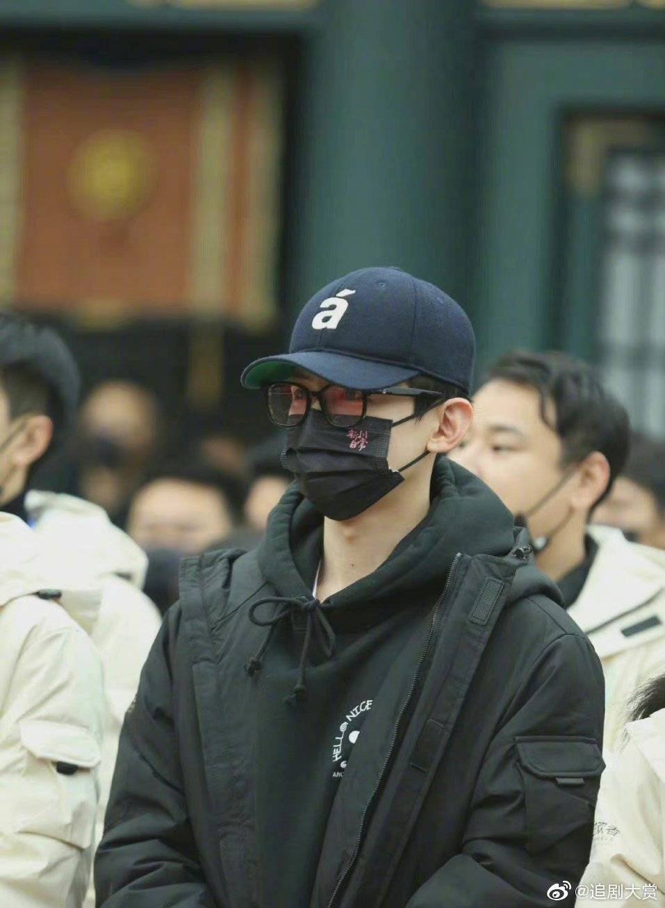 白敬亭的帽子拼成自己的名字好有仪式感