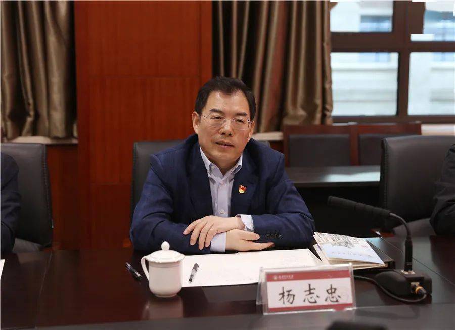 杨志忠还很懂得如何与员工拉近距离,在今年年公益植树活动中,杨志忠