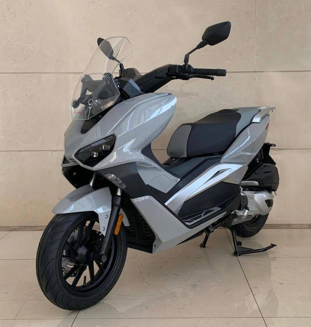 龙嘉vmax 300的250版本,采用了244cc单缸水冷发动机,最大功率18kw