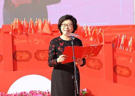 倪超向新人送祝福