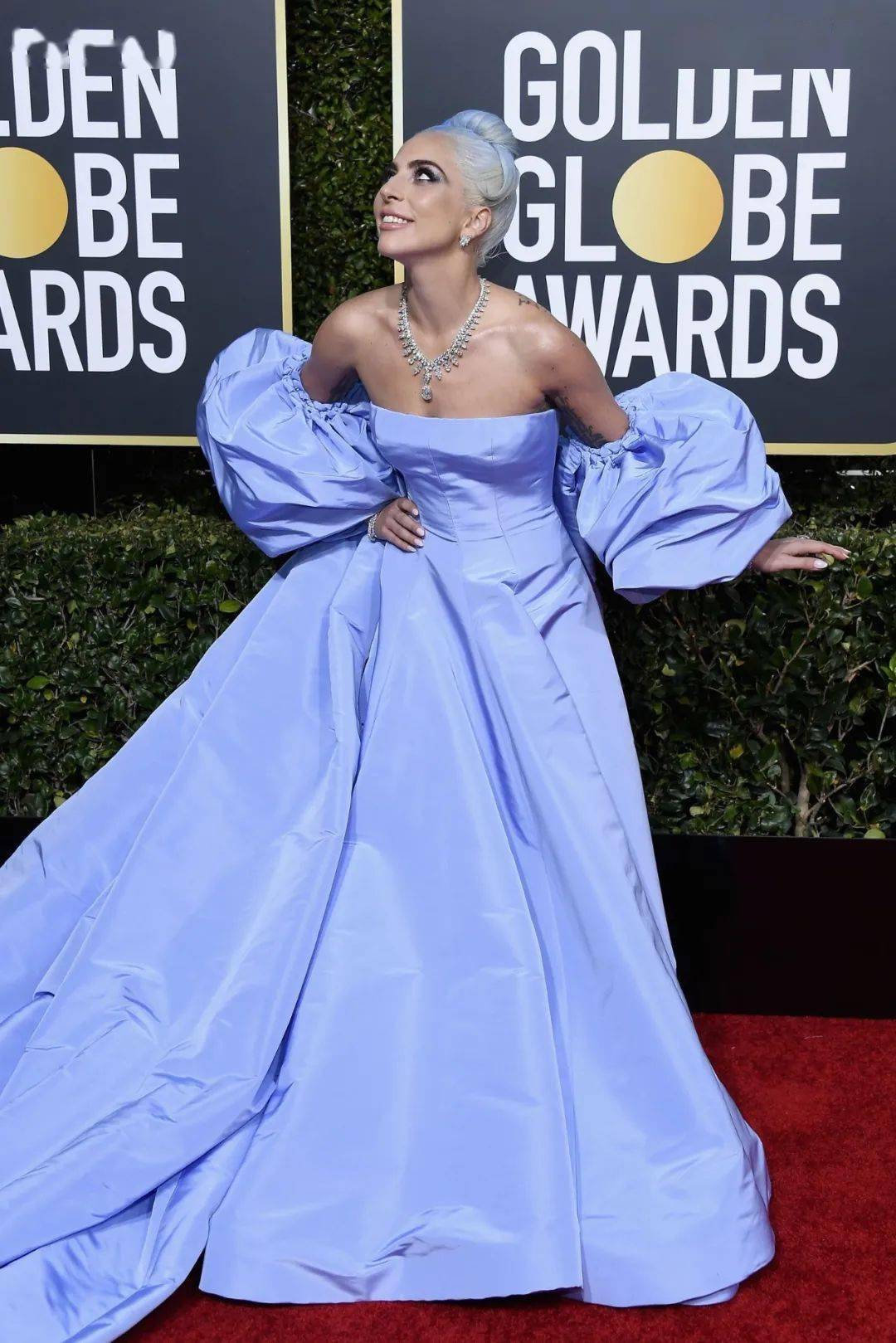 自然环境Pantone发布了2022年度流行色——长春花蓝