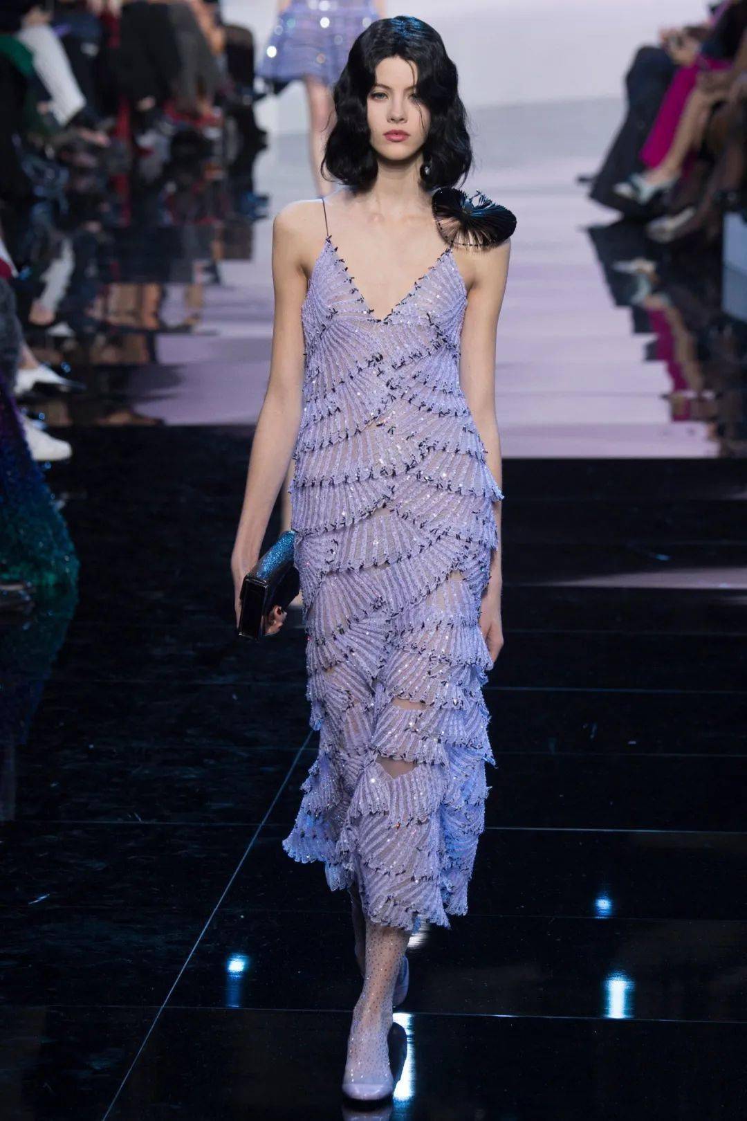 自然环境Pantone发布了2022年度流行色——长春花蓝