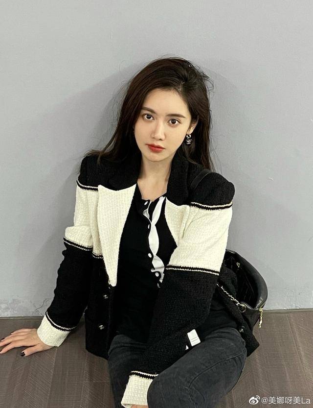 篮球主播美娜晒照黑白搭配 修身劲装难掩好身材_近照_社交_个人